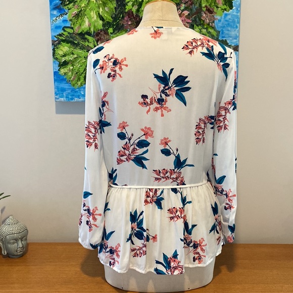 Pretty Lucky Brand wrap top with side tie and front snap. Med. - Picture 8 of 12